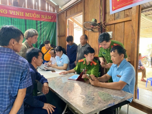 Cán bộ chiến sĩ Công an xã Nậm Hàng hướng dẫn Bà con nhân dân sử dụng các tiện ích trên ứng dụng VNeID