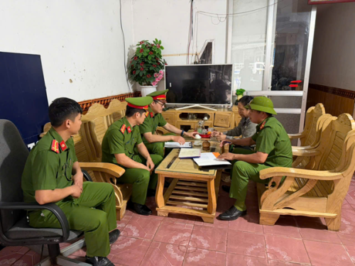 Công an phường tuyên truyền, phổ biến pháp luật đối với các hộ kinh doanh