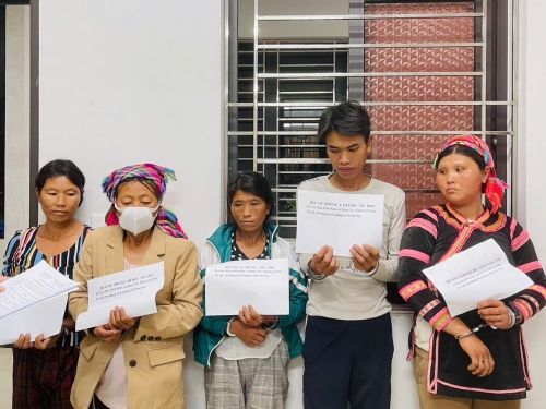 Các bị can (từ phải sang trái): Ky Lò Bơ, Phùng My Đô, Ly Mò Nu, Phùng A Thành và Vàng Ha Bớ.