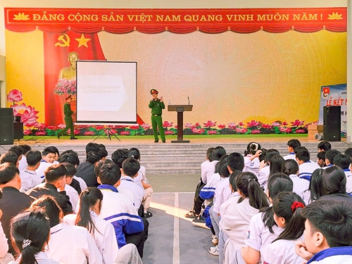 Đ/c Thượng uý Phan Văn Nhu - Cán bộ Công an xã Bum Tở tuyên truyền pháp luật cho học sinh