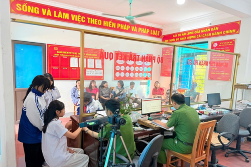 Công an xã Bình Lư thực hiện cao điểm cấp tài khoản định danh điện tử mức độ 2 cho công dân từ đủ 6 đến dưới 14 tuổi.