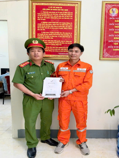 Trao trả số tiền 384 triệu đồng chuyển nhầm cho người dân