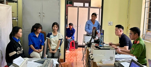 Công dân từ 6-14 tuổi đến trụ sở Công an xã định danh điện tử mức 2