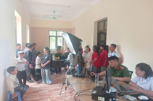 Lực lượng Công an xã Pa Tần tiến hành thu nhận tài khoản định danh mức độ 2 cho công dân