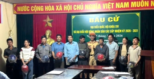 oạt động được lồng ghép trong buổi họp bản buổi tối, thời điểm thuận lợi để bà con Nhân dân tham gia đông đủ