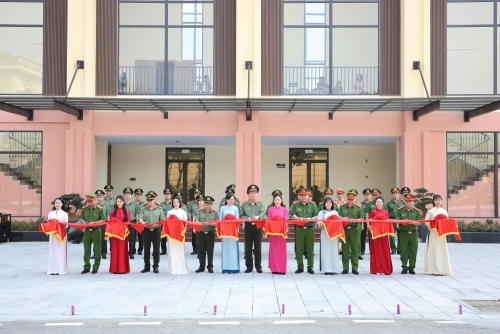 Ban Giám đốc Công an tỉnh thực hiện nghi thức cắt băng khánh thành công trình
