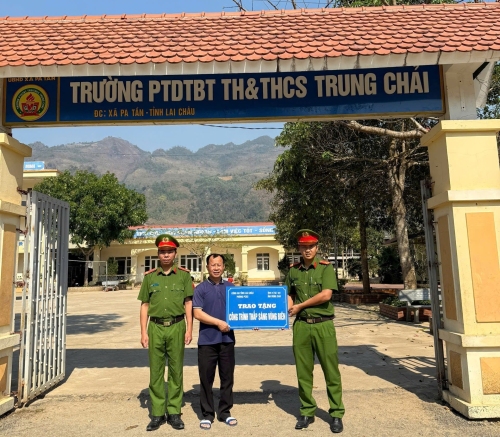 Lực lượng Công an bàn giao công trình cho nhà trường