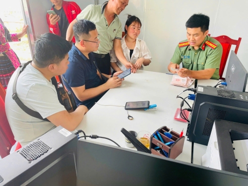 Cán bộ tổ An ninh, Công an xã Khun Há hướng dẫn chủ cơ sở lưu trú và du khách làm thủ tục khai báo lưu trú