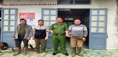 Công an xã xuống thôn bản vận động bà con nhân dân giao nộp vũ khí.