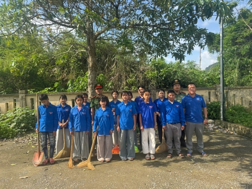 Chi Đoàn Công an xã Pa Tần cùng các đoàn viên thanh niên trên địa bàn xã ra quân, tổng dọn môi trường trong chương trình “Ngày chủ nhật xanh"