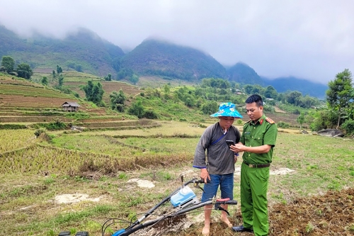 Công an xã Mường Kim đưa VNeID đến tận nương rẫy và từng ngôi nhà vùng cao