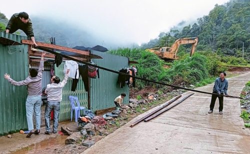 Kịp thời hỗ trợ 14 hộ dân khắc phục hậu quả dông lốc tại Tủa Sín Chải