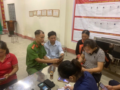 Công an xã phong thổ xuyên đêm" hỗ trợ người dân kích hoạt tài khoản (VNeID)