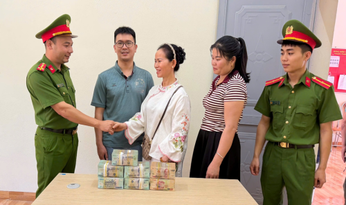 Công an xã Pắc Ta hỗ trợ người dân trả lại gần 3 tỷ đồng chuyển nhầm