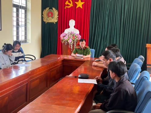 Công an xã Dào San hướng dẫn công dân đăng ký tuyển sinh vào các trường Công an nhân dân năm 2026.