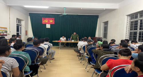 Đồng chí Lò Văn Chài đang tuyên truyền bằng tiếng địa phương cho nhân dân