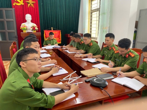 Toàn cảnh buổi họp chuyên đề của chi bộ Công an xã