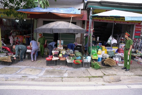 Công an xã Tân Uyên phối hợp ra quân bảo đảm Trật tự đô thị, Trật tự công cộng, Trật tự an toàn giao thông và mỹ quan đô thị.