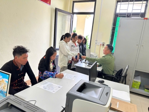 Công an xã Dào San nâng cao chất lượng hướng dẫn, giải quyết thủ tục cấp giấy thông hành tại cơ sở.