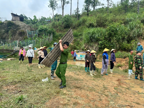 Công an xã Mường Khoa hỗ trợ người dân khắc phục hậu quả sau mưa lớn