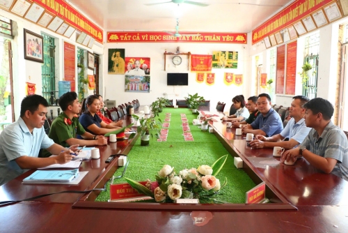 Đoàn kiểm tra làm việc tại các trường học trên địa bàn xã