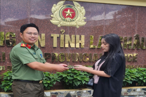 Cán bộ phòng An ninh nội địa nhặt được của rơi kịp thời trả lại người bị mất