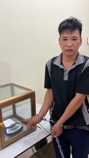 Đối tượng Lò Văn Chiêu và tang vật bị thu giữ