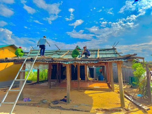 Công an xã tham gia giúp nhân dân sửa chữa nhà sau mưa lớn, giông bão.