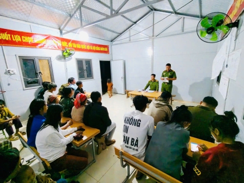 Công an xã tổ chức tuyên truyền, phổ biến Luật Xuất, Nhập cảnh tại buổi họp bản Chà Gá
