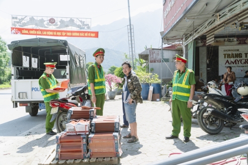 Lực lượng Công an xã Bình Lư tuyên truyền, nhắc nhở các hộ kinh doanh chấp hành quy định về trật tự, an toàn giao thông đường bộ.