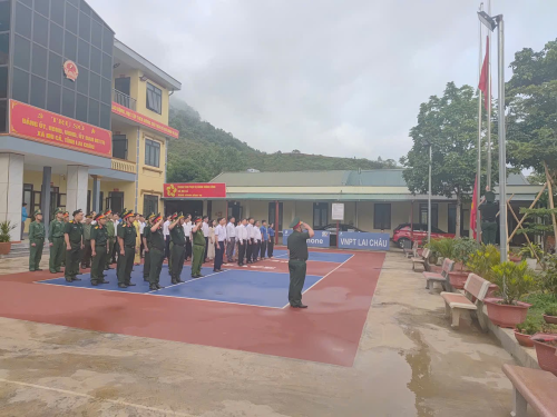 TT ĐU-HĐND, LĐ UBND cùng lực lượng vũ trang và nhân dân tham dự lễ treo cờ