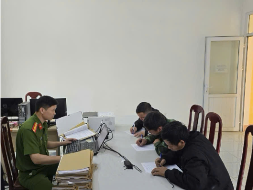 Công an xã Than Uyên làm việc, nắm tình hình việc làm của người tái hòa nhập cộng đồng trên địa bàn