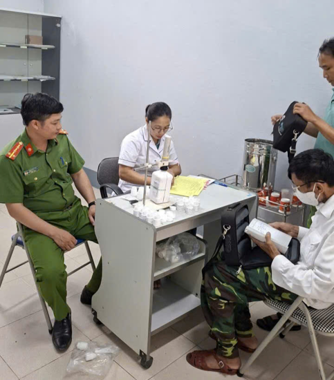 Cán bộ Công an xã Mường Mô phối hợp với Trạm Y tế xã trong công tác quản lý, cấp phát thuốc Methadone
