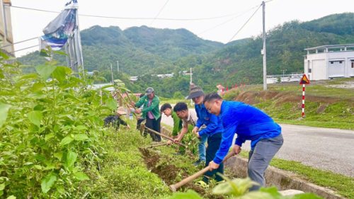 Chi đoàn Công an xã Nậm Mạ phối hợp ra quân xây dựng “Cung đường Hoa” tại địa phương