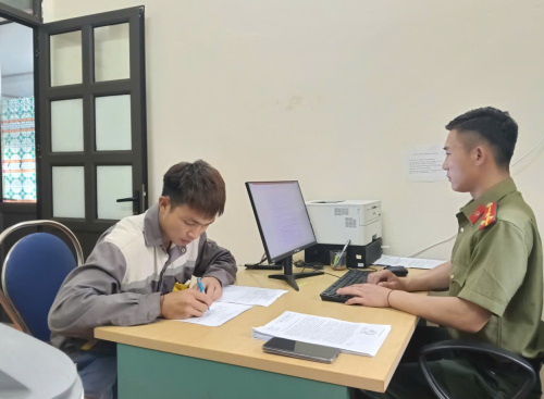 Công an xã làm việc với Lò Văn Phơi
