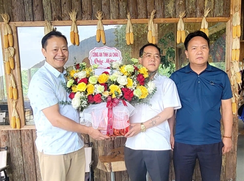 Lãnh đạo, CBCS phòng An ninh nội địa tặng hoa chúc mừng Mục sư Hảng A Xà