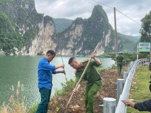 Đoàn viên Chi đoàn Công an xã tham gia trồng cây