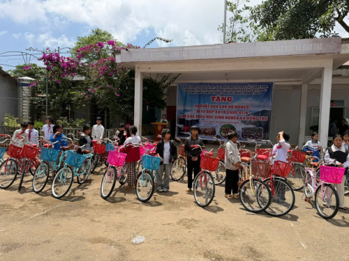 Đoàn thiện nguyện xe đạp cho các em học sinh - tiếp bước tới trường