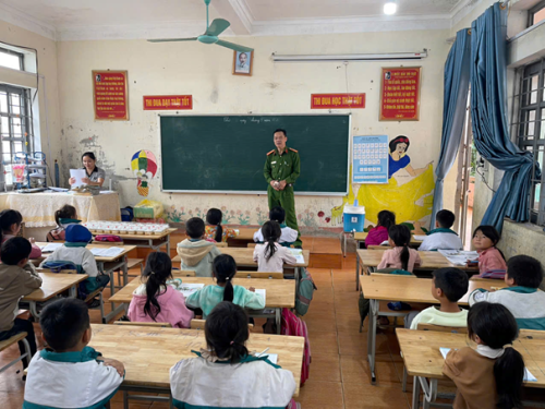 Cán bộ công an xã tuyên tuyền nhận thức, kỹ năng phòng tránh tai nạn đuối nước cho học sinh trước dịp nghỉ hè