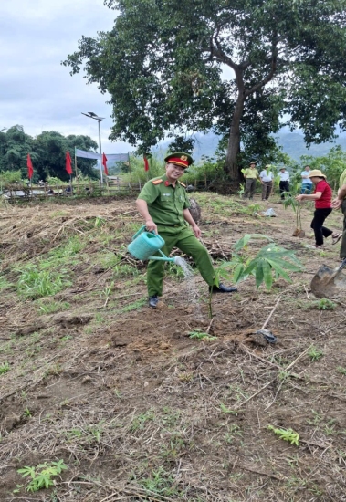 Công an xã Mường Mô tích cực tham gia hưởng ứng “Tết trồng cây đời đời nhớ ơn Bác Hồ” năm 2026