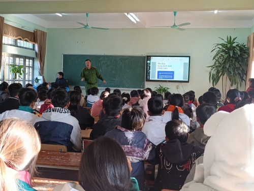 Công an xã Mường Khoa tuyên truyền pháp luật về An ninh mạng, bạo lực học đường và an toàn giao thông cho học sinh