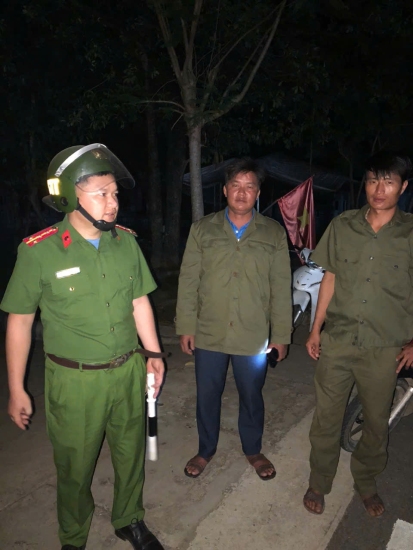 Công an xã phối hợp với lực lượng tham gia bảo vệ an ninh, trật tự ở cơ sở tuần tra đêm