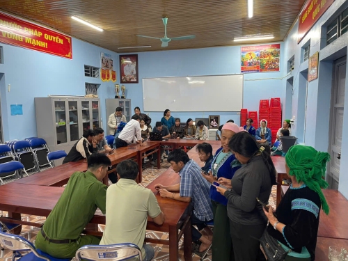 Công an xã Dào San tăng cường thời gian buổi tối xuống các bản để làm định danh điện tử và tích hợp giấy tờ cho trẻ em từ 6-14 tuổi