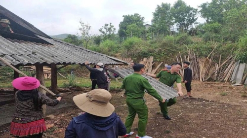 Công an xã Khun Há kịp thời hỗ trợ 02 hộ dân di dời khỏi vùng nguy cơ sạt lở
