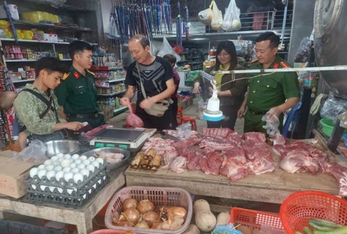 Công an xã Khun Há phối hợp kiểm tra, siết chặt vệ sinh an toàn thực phẩm tại các cơ sở kinh doanh thịt lợn