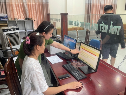 CBCS Công an xã Than Uyên hướng dẫn người dân thực hiện cấp lại Căn cước qua dịch vụ công trực tuyến