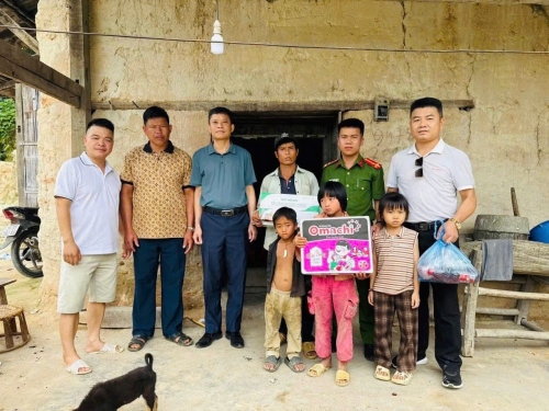 Ngày 19/05/2025, Chi đoàn Công an xã và các mạnh thường quân tặng quà cho các hộ gia đình có hoàn cảnh khó khăn trên địa bàn.