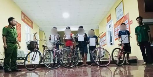 Hình ảnh các trường hợp học sinh tháo phanh xe đạp, bốc đầu tại Cơ qua Công an