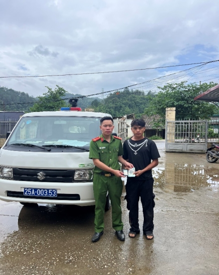 Công an xã Pắc Ta trả lại ví tiền cho người đánh rơi.
