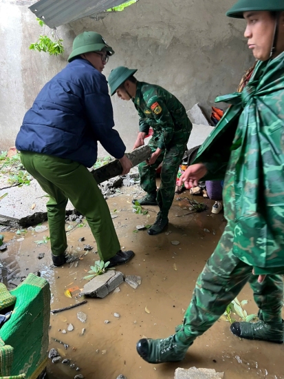 Công an xã phối hợp với các lực lượng hỗ trợ các hộ dân bị ảnh hưởng do mưa, lốc.